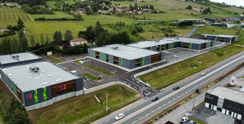 Locaux de 1000m2, au sein d'un parc commercial, proche A46.