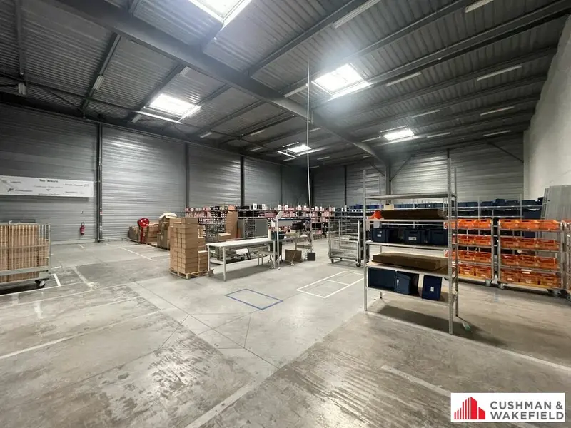 ZI DE BLANQUEFORT - ENTREPOT 635 m² SITE  CLOS ET SECURISE