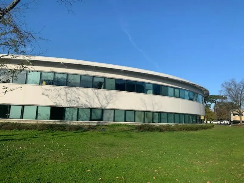 Dans un immeuble en R+1 situé au coeur du parc arboré de Cadéra Sud