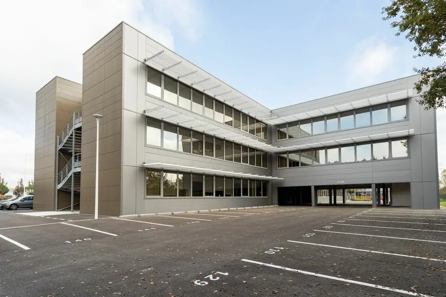 Bureaux à la location de 3 444 m² divisibles à partir de 300 m²