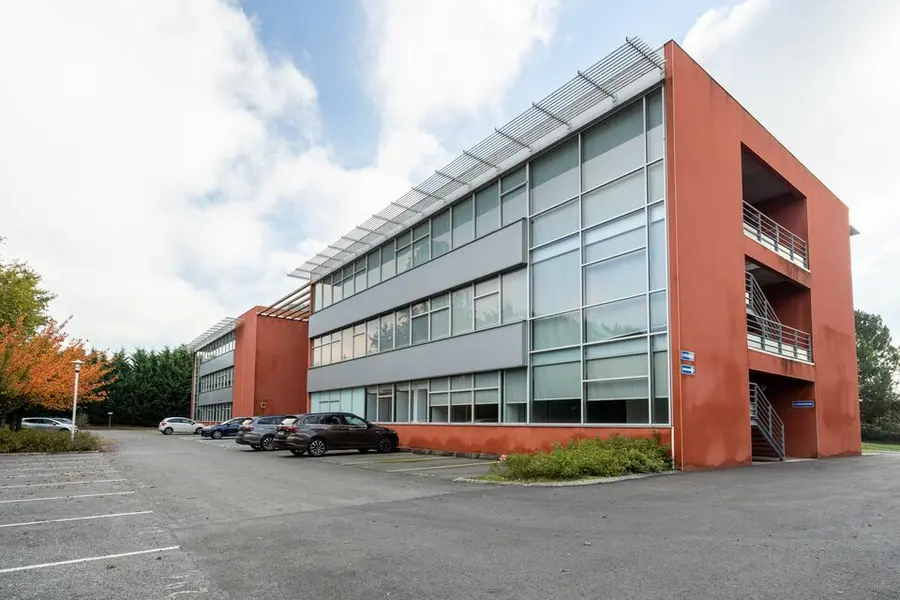 Bureaux à la location de 2 741 m² divisibles à partir de 311 m²