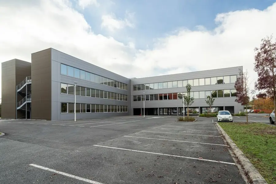 Bureaux à la location de 1 831 m² divisibles à partir de 297 m²