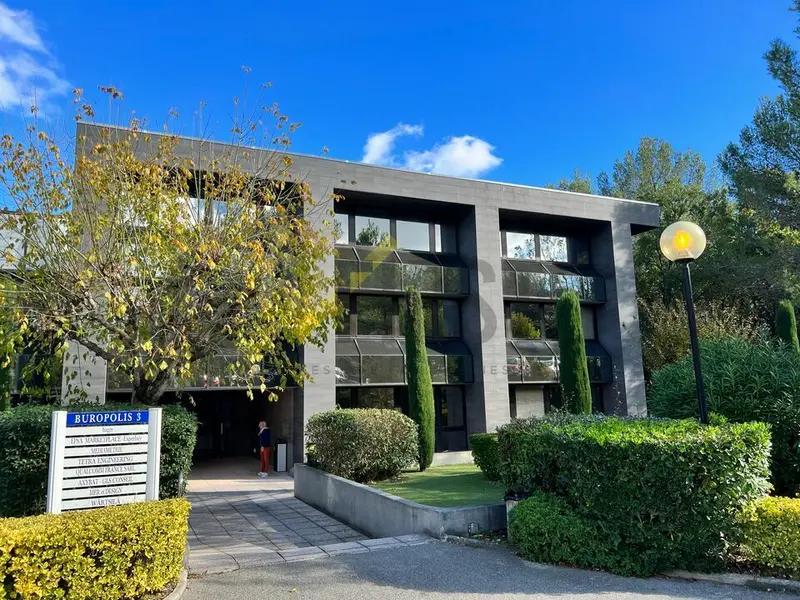 À LOUER BUREAUX RÉNOVÉS AU 1er ÉTAGE DE 130m2 À VALBONNE