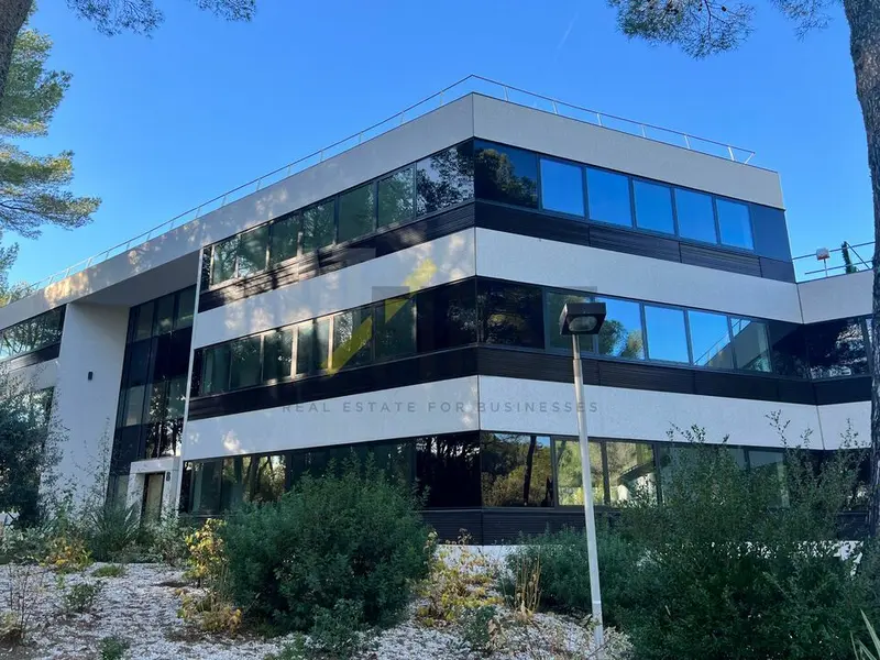 À LOUER LOCAL MIXTE DANS UN IMMEUBLE DE STANDING À SOPHIA ANTIPOLIS