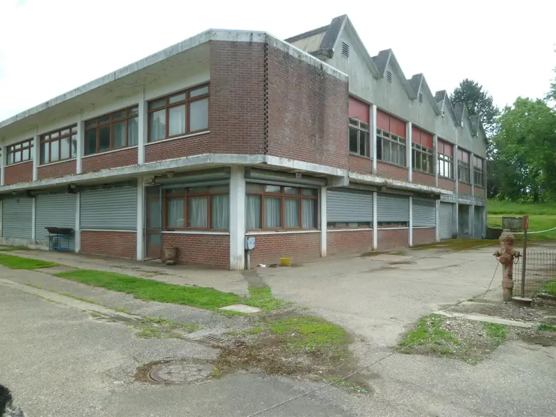 A LOUER OU A VENDRE. Ancienne usine sur un grand terrain.