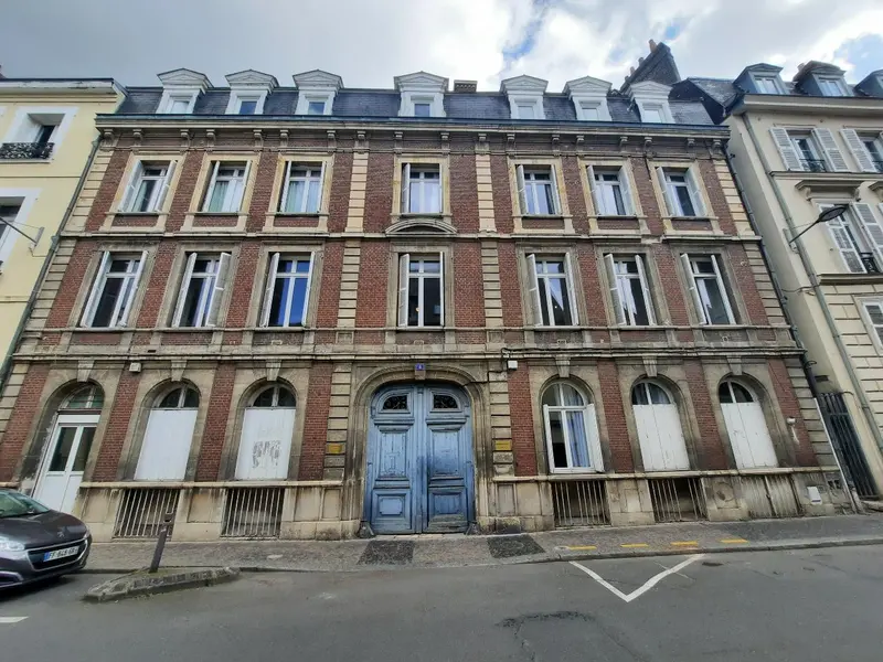 BUREAUX / LOCAUX ATYPIQUES / ROUEN RIVE DROITE. Très beaux volumes.