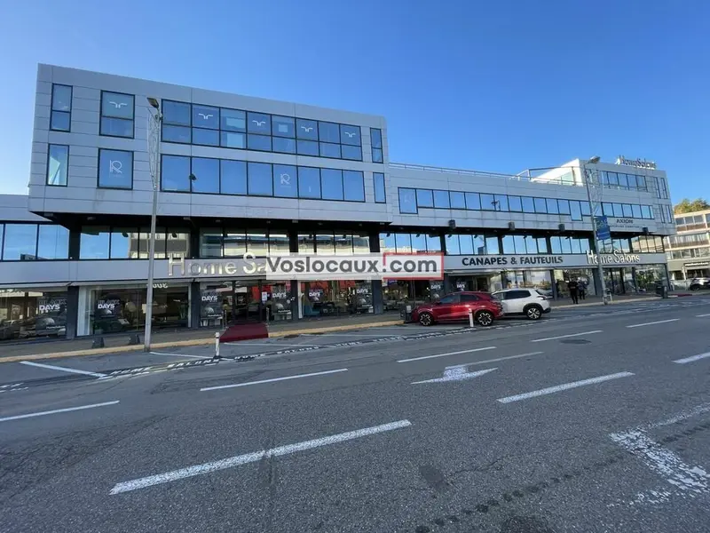 Location locaux de 359 m² - SAINT LAURENT DU VAR - proche Cap 3000  