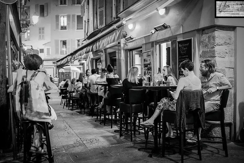 RESTAURANT / BAR EN ANGLE AVEC TERRASSE