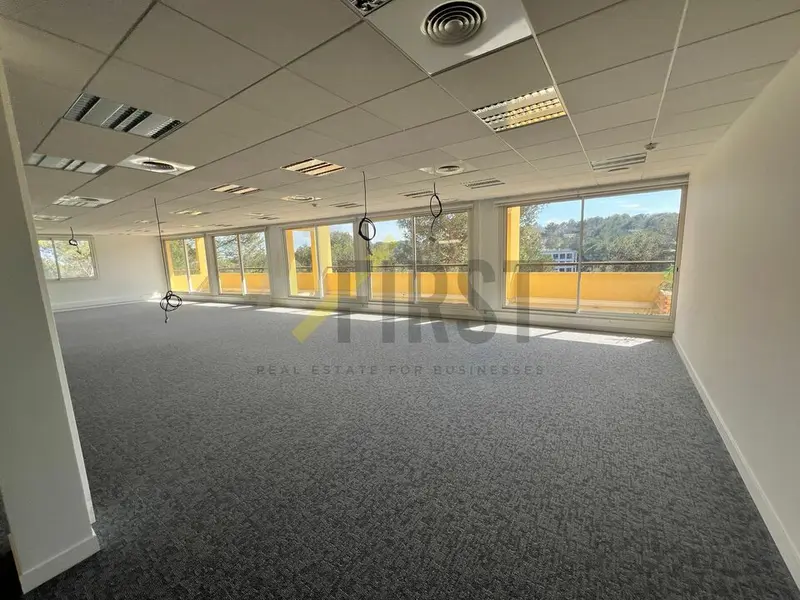 BUREAUX À LOUER DE 373m2 ENTIÈREMENT RÉNOVÉ À SOPHIA ANTIPOLIS 