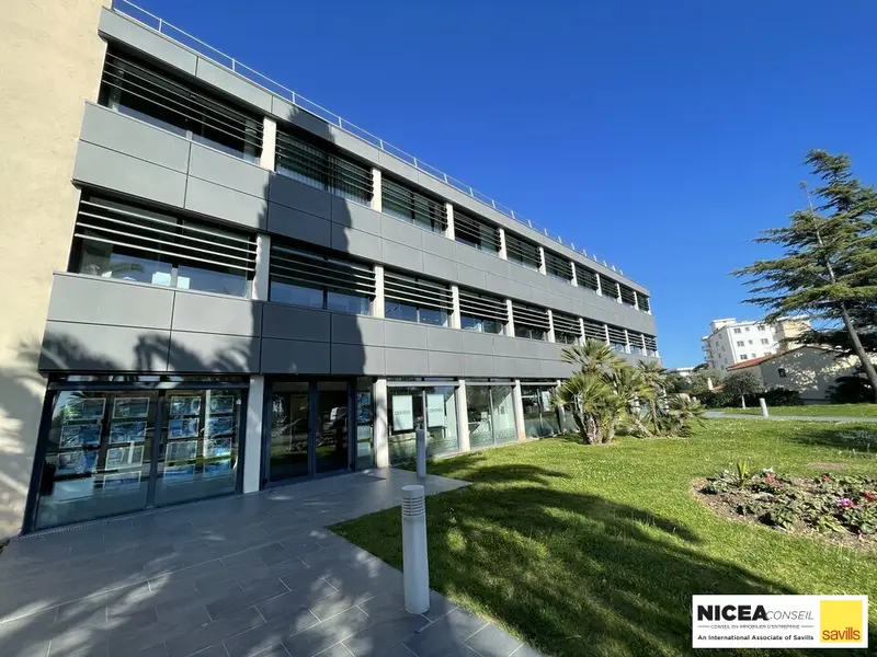 Très beau plateau de bureaux rénovés avec parkings et vue mer.