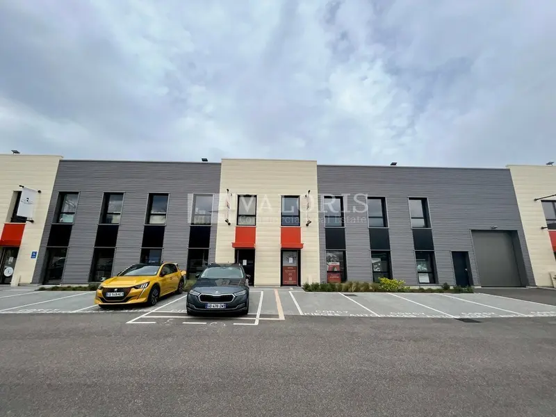 A vendre Locaux d'activité 445m² Civrieux